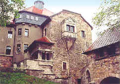nádvoří hradu - románský palác (vstup do hotelu)