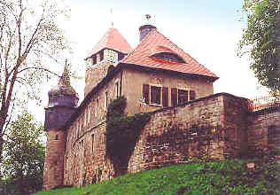 pohled na opevněné křídlo hradu