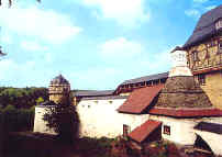 zadn� strana �t�tov� zdi, vpravo kuchyn�