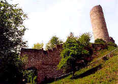 spojovac hradba a bergfrit dolnho hradu