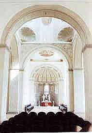 vnitřní prostory románského kostela