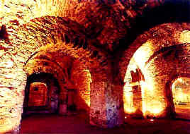 vnitřní prostory "Knížecího" domu - románské sklepy