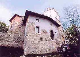 p�edn� strana hradu s t�lesem b�val� br�ny