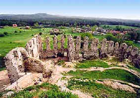 pohled z horn�ho hradu do prostoru br�ny