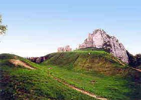 pohled na hrad od severu - p��kopy a valy