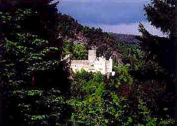 pohled na hrad přes údolí