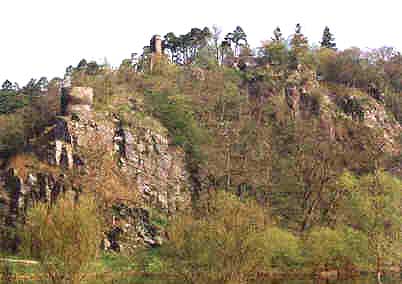 celkový pohled na hrad z druhého břehu řeky
