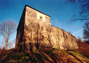 jihoz�padn� n�ro�� tvrze (nad silnic�)