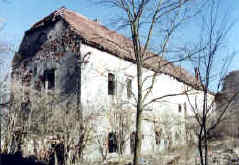 starší část s gotickým sklepem