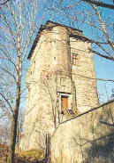 vstupní brána bývalé věže tvrze v Tuchorazi